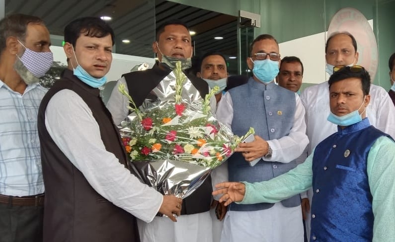 পরিবেশমন্ত্রী’কে জননেত্রী শেখ হাসিনা পরিষদের সহ-সাংগঠনিকের ফুলেল শুভেচ্ছা