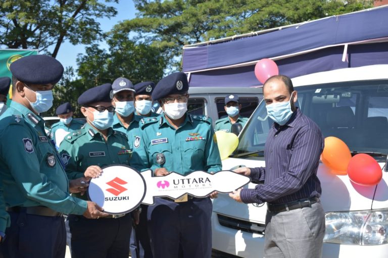 বিভিন্ন ইউনিটে ৬টি গাড়ি হস্তান্তর করলেন এসএমপি কমিশনার