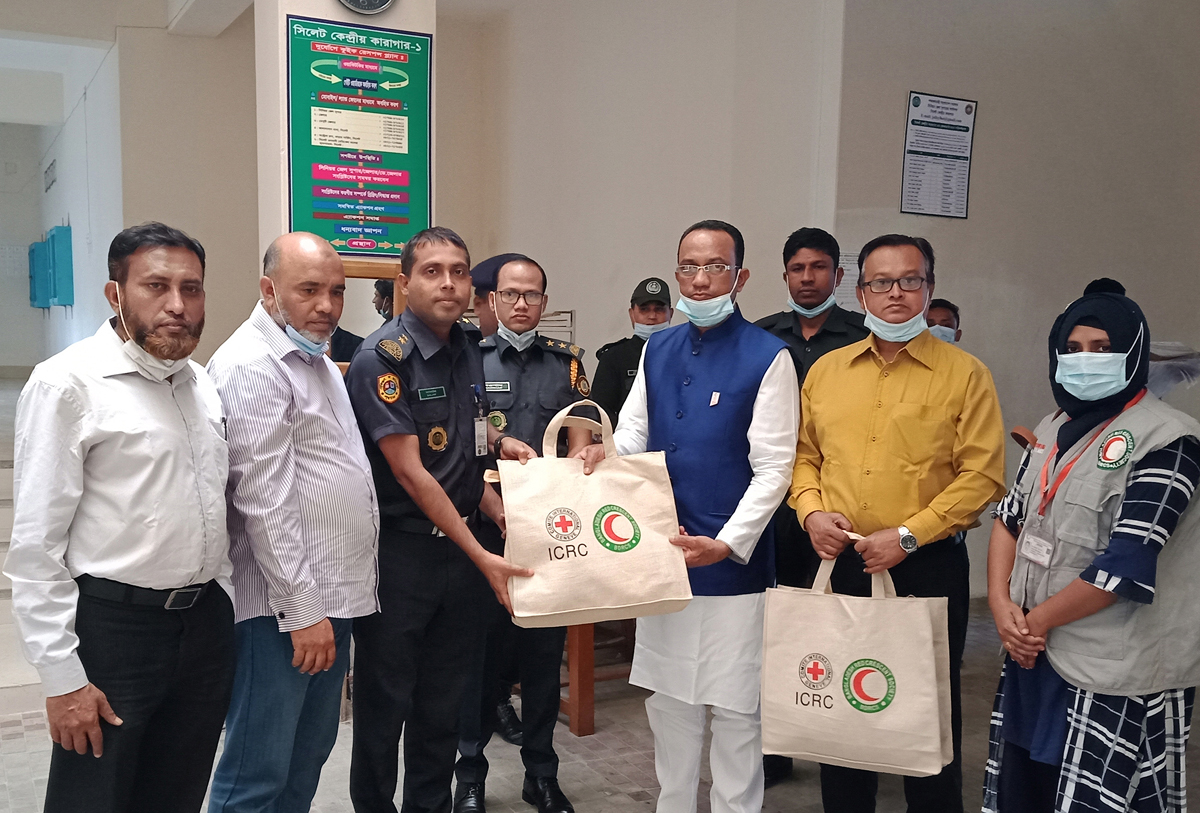  রেডক্রিসেন্ট সোসাইটির পক্ষ থেকে বিদেশী কয়েদীদের উপহার সামগ্রী প্রদান