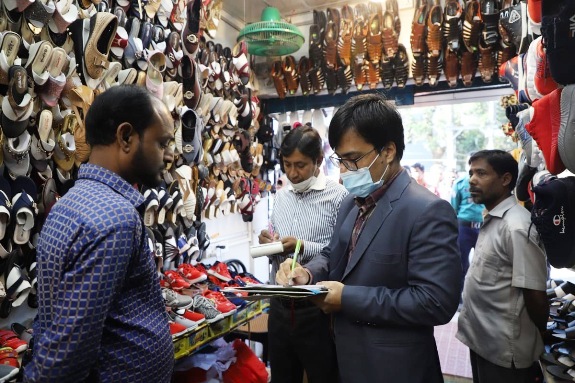 নগরীর ফুটপাত দখল করে দোকানঃ ২১ হাজার টাকা জরিমানা