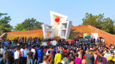 ফুলে ফুলে ছেয়েছে শহীদ মিনার, জনতার স্রোত
