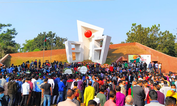 ফুলে ফুলে ছেয়েছে শহীদ মিনার, জনতার স্রোত