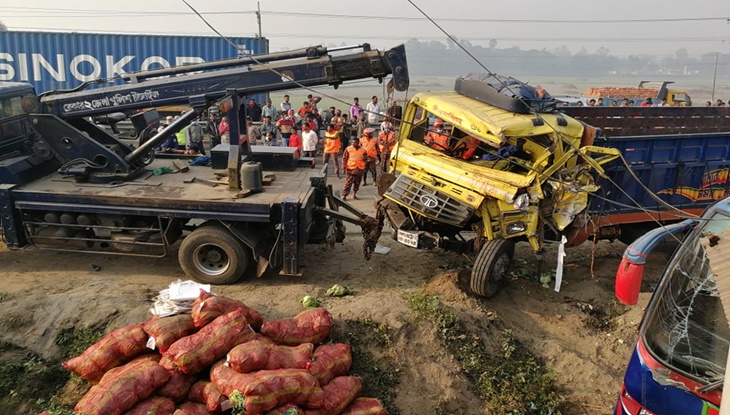 মির্জাপুরে যাত্রীবাহী বাসে ট্রাকের ধাক্কা, নিহত ৬