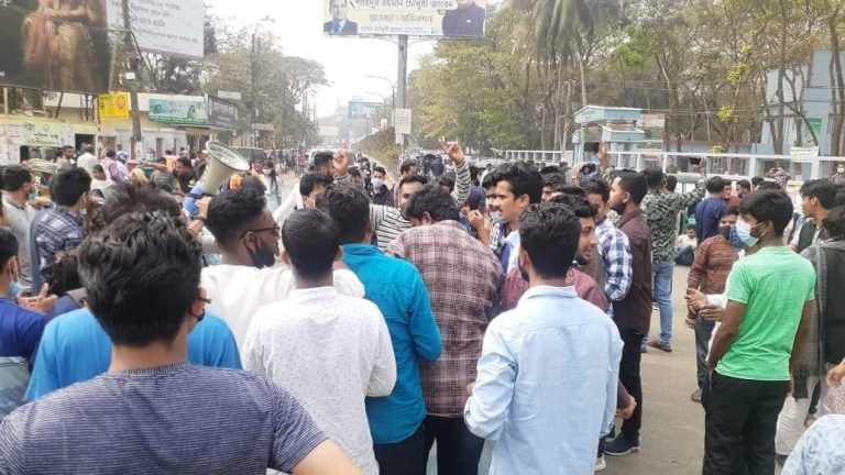 চৌহাট্টায় সড়ক অবরোধ করে শিক্ষার্থীদের বিক্ষোভ