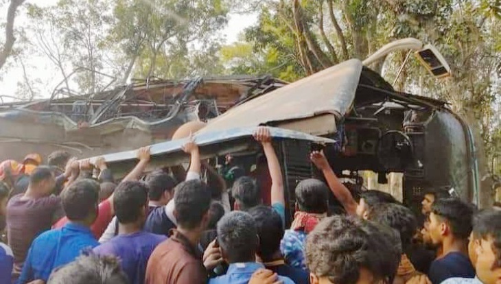 ঝিনাইদহে বাস-ট্রাকের মুখোমুখি সংঘর্ষে নিহত ১০