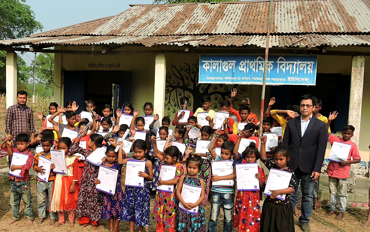 একডো’র উদ্যোগে নৃ-তাত্ত্বিক জনগোষ্ঠীর শিশুদের মধ্যে শিক্ষা উপকরণ বিতরণ