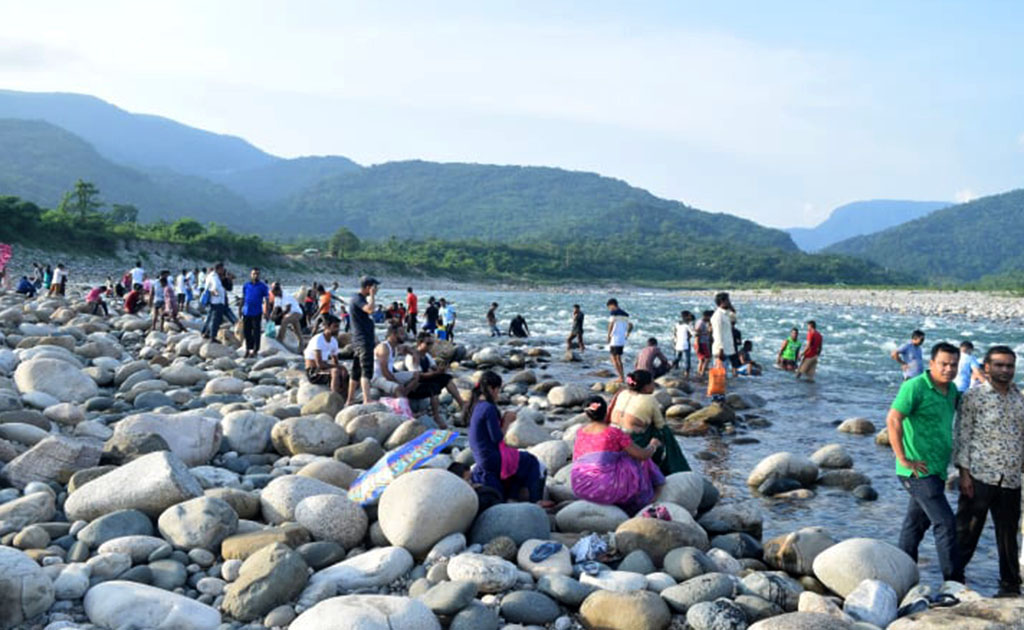 সিলেটে ছুটির ভ্রমণে পর্যটকদের অ্ম্ল-মধুর স্মৃতি!