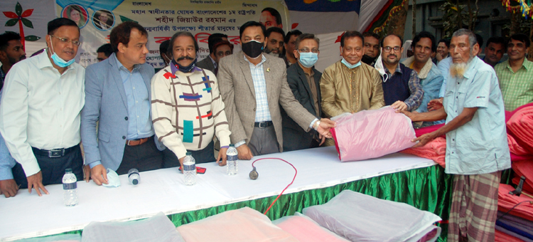 চৌকিদেখীতে বিএনপি নেতা এমদাদ চৌধুরীর উদ্যোগে শীতবস্ত্র বিতরণ