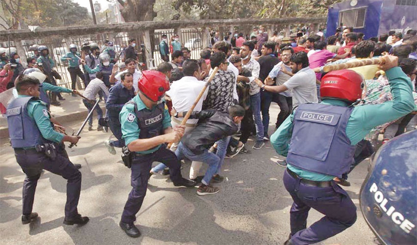 ছাত্রদল-পুলিশ সংঘর্ষে প্রেসক্লাব রণক্ষেত্র