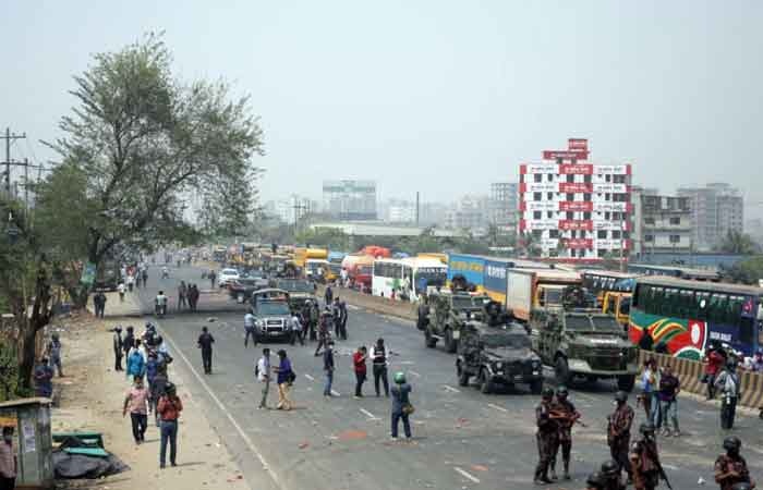 সাইনবোর্ডে বিজিবির সঙ্গে হেফাজত কর্মীদের সংঘর্ষ, শতাধিক গাড়ি ভাঙচুর, গুলিবিদ্ধ ১