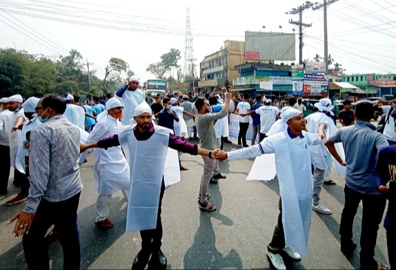 ৫ দাবিতে রশীদপুরে কাফনের কাপড় পরে মানববন্ধন, মহাসড়ক অবরোধ