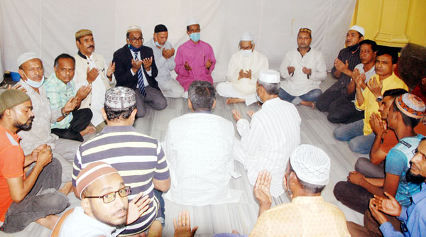 মিসবাহ উদ্দিন সিরাজের মাতার রুহের মাগফেরাত কামনায় দোয়া