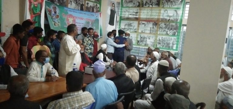 মুক্তিযোদ্ধাদের কাছে ক্ষমা চাইলেন দোয়ারাবাজার থানার ওসি