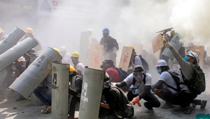 মিয়ানমারে বিক্ষোভকারীদের ওপর পুলিশের গুলি, নিহত ১৮