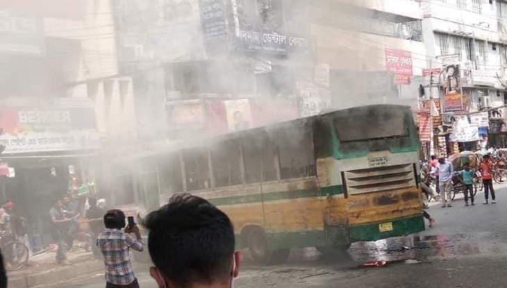 রাজধানীতে বাসে আগুন