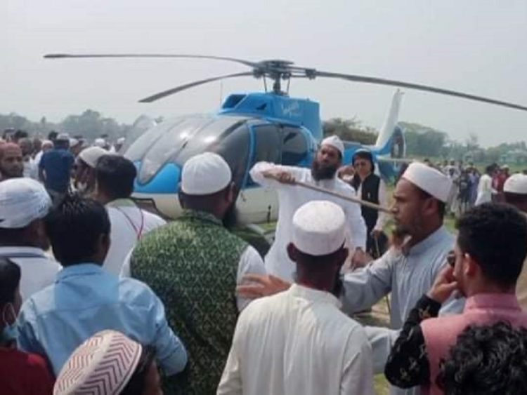 লাঠি হাতে ‘সেলফিবাজ’দের তাড়ালেন মামুনুল