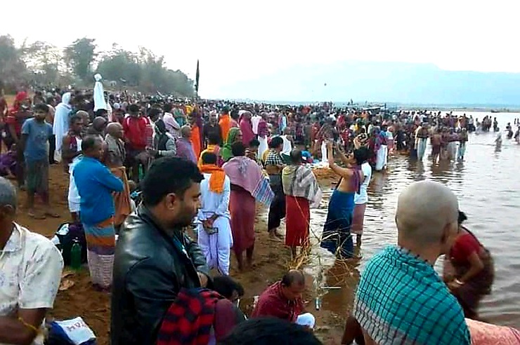 যাদুকাটা নদীতে নিষেধাজ্ঞা অমান্য করে গঙ্গাস্নান