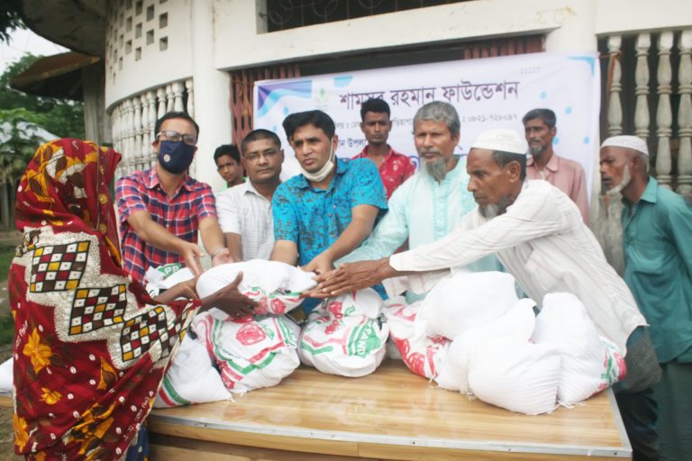 গোয়াইনঘাটে শামসুর রহমান ফাউন্ডেশনের উপহার সামগ্রী পেল ২শ’ পরিবার