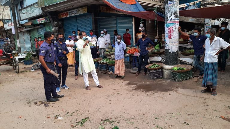 করোনা সচেতনতা : নবীগঞ্জে মাইক হাতে ইউএনও