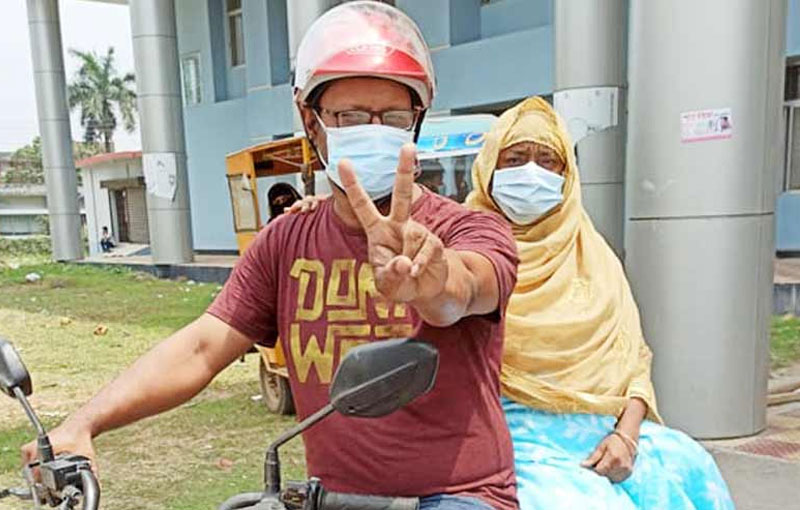 মাকে সুস্থ করে বাড়ি ফিরলেন পিঠে সিলিন্ডার বাঁধা ঝালকাঠির সেই ছেলে