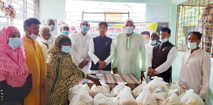 দাউদপুর ইউনিয়নে আওয়ামীলীগ নেতা বদরুল ইসলামের খাদ্য সামাগ্রী বিতরণ