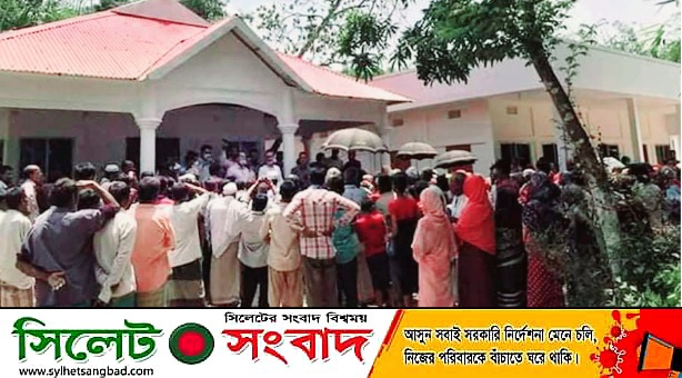 দক্ষিণ সুরমায় ব্যারিস্টার সালামের পক্ষে শাড়ী, লুঙ্গি বিতরণ ও অর্থ সহায়তা