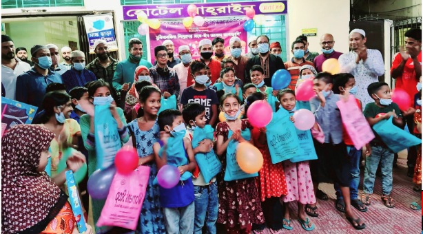 সুবিধাবঞ্চিত শিশুদের কাছে ” ঈদ উপহার ” তুলে দিলেন পাবলিক ভয়েস চেয়ারম্যান মিফতাহ্ সিদ্দিকী