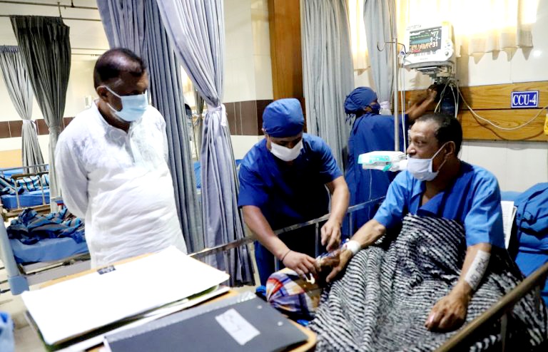 অসুস্থ বিএনপি নেতাকে দেখতে গেলেন মেয়র আরিফ