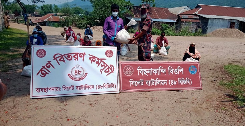 সিলেট ৪৮ বিজিবি ব্যাটালিয়নের পক্ষ থেকে খাদ্য বিতরণ