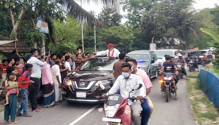 ফাঁসি মাফ, বহর নিয়ে এলাকায় ফিরলেন আ,লীগ নেতা