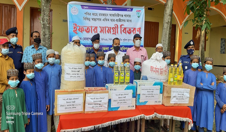 আজমিরীগঞ্জে এতিমখানায় ইফতার দিলেন পুলিশ সুপার