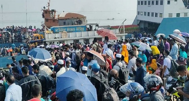 দলে দলে রাজধানী ছাড়ছে মানুষ