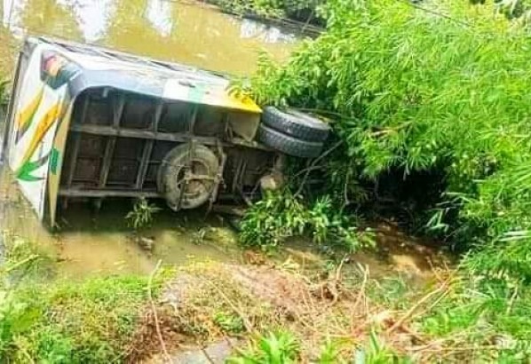 দক্ষিণ সুনামগঞ্জে যাত্রীবাহী বাস নিয়ন্ত্রণ হারিয়ে একজনের মৃত্যু : আহত ১৫