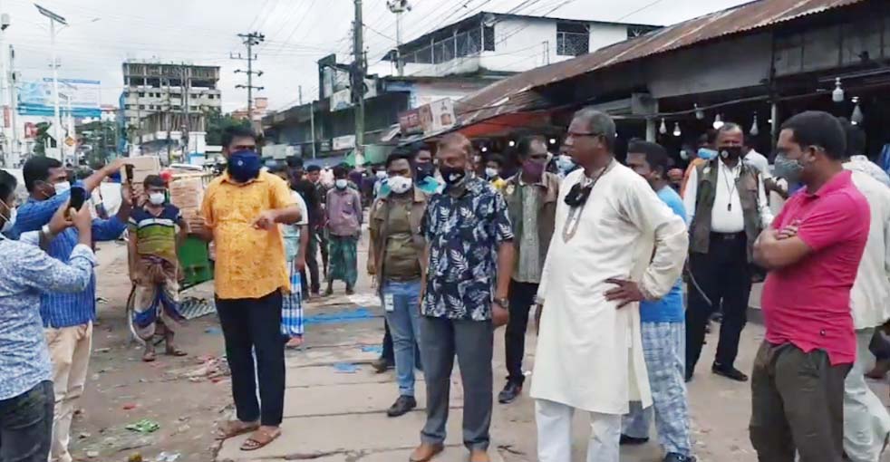নগরীর মদীনা মার্কেটে সিসিকের অভিযানে ৩ মামলা, সড়কে অবৈধ স্থাপনা উচ্ছেদ