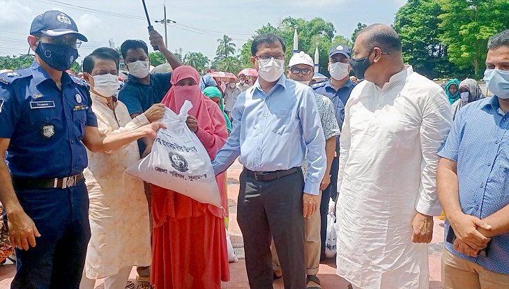 সুনামগঞ্জে ক্ষতিগ্রস্তদের মাঝে খাদ্য সহায়তা বিতরণ