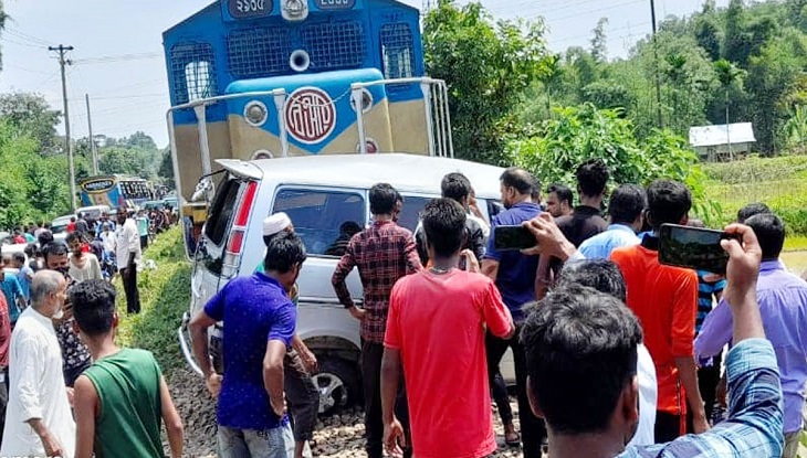 ভাটেরা এলাকায় মাইক্রোবাসে ট্রেনের ধাক্কা, নিহত ৩