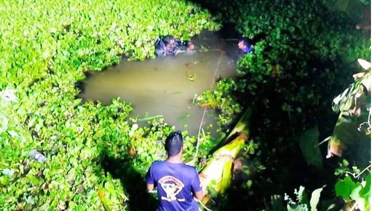 অ্যাম্বুলেন্স জলাশয়ে ডুবে মামা-ভাগিনা নিহত