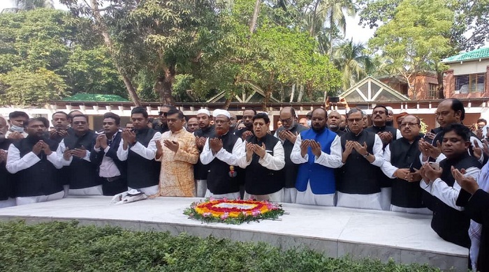 টুঙ্গিপাড়ায় সিলেট মহানগর আওয়ামী লীগের নেতারা