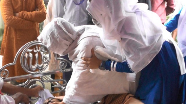 বাড়িতে বাবার লাশ রেখে এসএসসি পরীক্ষা দিলেন মেয়ে