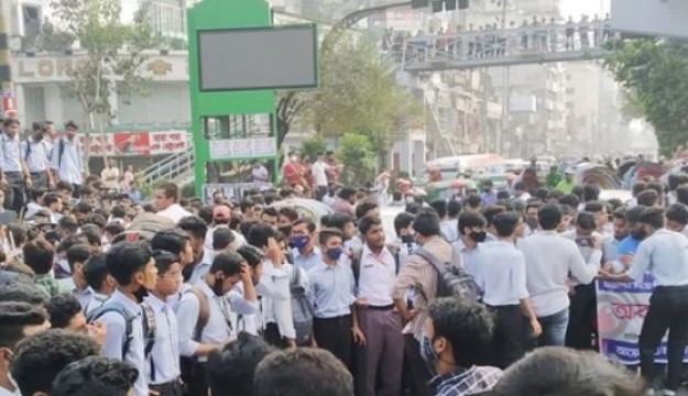 হাফ ভাড়ার দাবিতে সায়েন্সল্যাবে সড়ক অবরোধ, শিক্ষার্থীদের আল্টিমেটাম