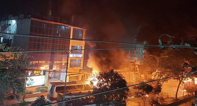 রামপুরায় বাসচাপায় শিক্ষার্থী নিহত : সড়ক অবরোধ-অগ্নিসংযোগ