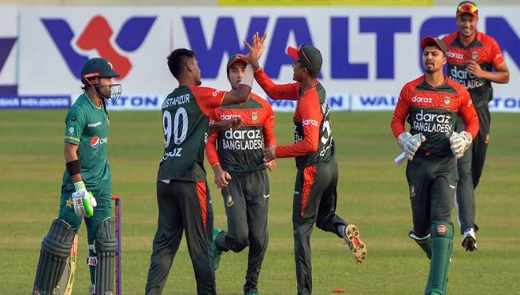 বোল্ড করে বাবরকে ফেরালেন মুস্তাফিজ