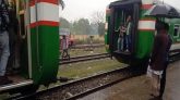 বগির জয়েন্ট খুলে হঠাৎ দুই ভাগ চলন্ত ট্রেন