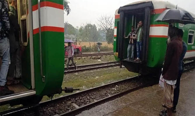 বগির জয়েন্ট খুলে হঠাৎ দুই ভাগ চলন্ত ট্রেন