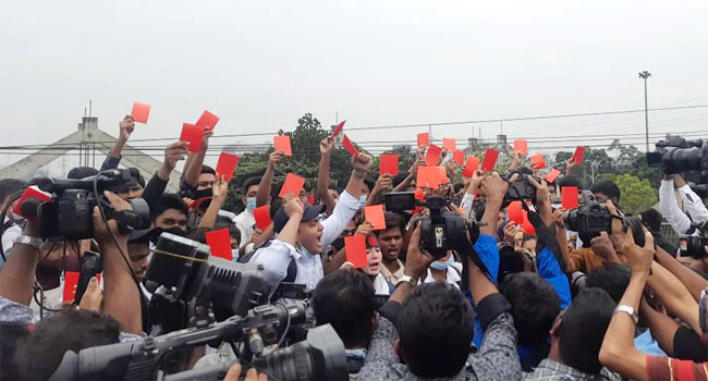 ‘লাল কার্ড’ হাতে রাস্তায় শিক্ষার্থীরা