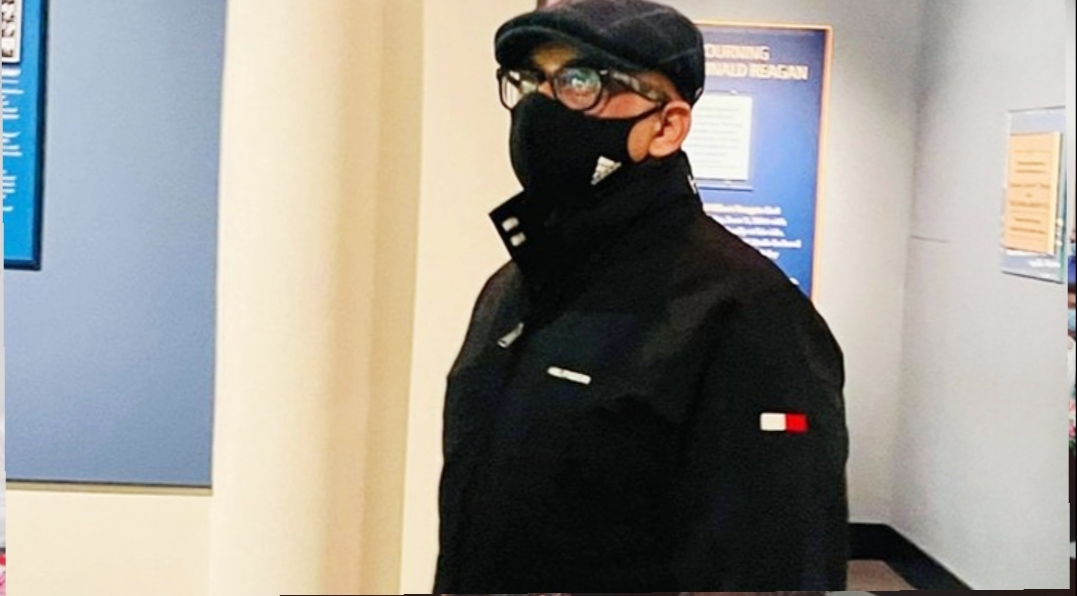 টিকিট হাতে দুবাই বিমানবন্দরে মুরাদ হাসান