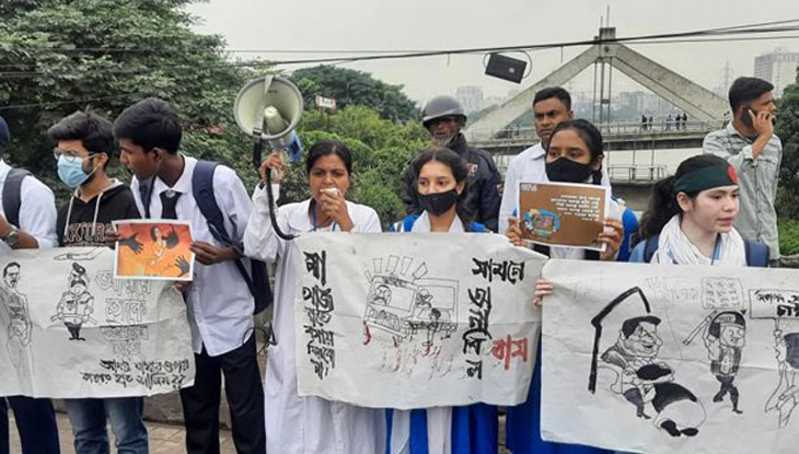 সড়কে অব্যবস্থাপনার প্রতিবাদে ‘ব্যঙ্গচিত্র’ প্রদর্শন করল শিক্ষার্থীরা