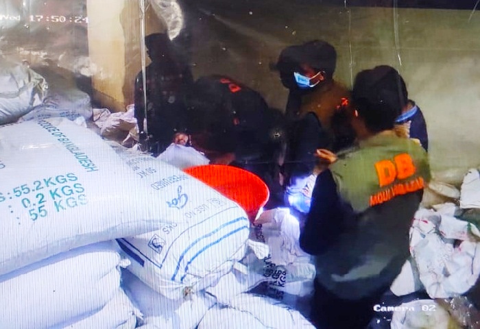 ব্যবসায়ীকে হুমকি দিয়ে নিয়ে যাওয়া টাকা ফেরত দিলো ডিবি