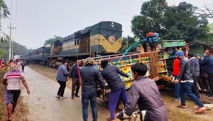 চাঁপাইনবাবগঞ্জে ট্রেন-ভটভটির সংঘর্ষ, নিহত ৩