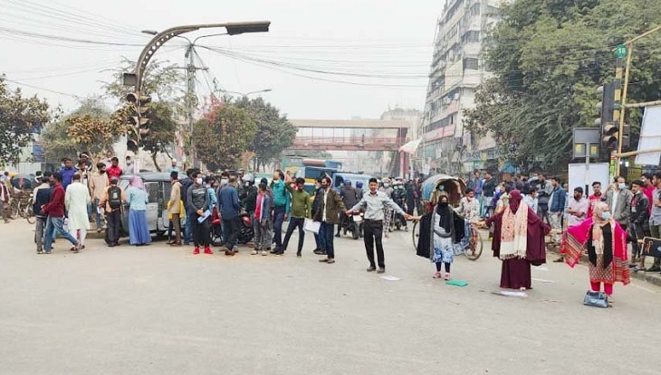 নোটিশ ছাড়াই পরীক্ষা স্থগিত, ৭ কলেজ শিক্ষার্থীদের নীলক্ষেত অবরোধ